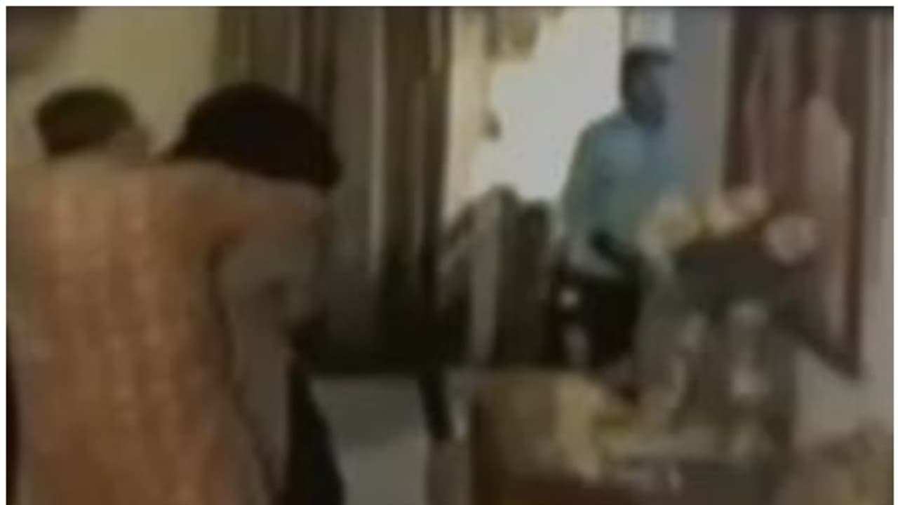 ഭാര്യയെ തല്ലിച്ചതച്ച് ഐപിഎസ് ഓഫിസര്, കുടംബ പ്രശ്നമെന്ന് ന്യായീകരണം ഭാര്യയെ തല്ലിച്ചതച്ച് ഐപിഎസ് ഓഫിസര്, കുടംബ പ്രശ്നമെന്ന് ന്യായീകരണം