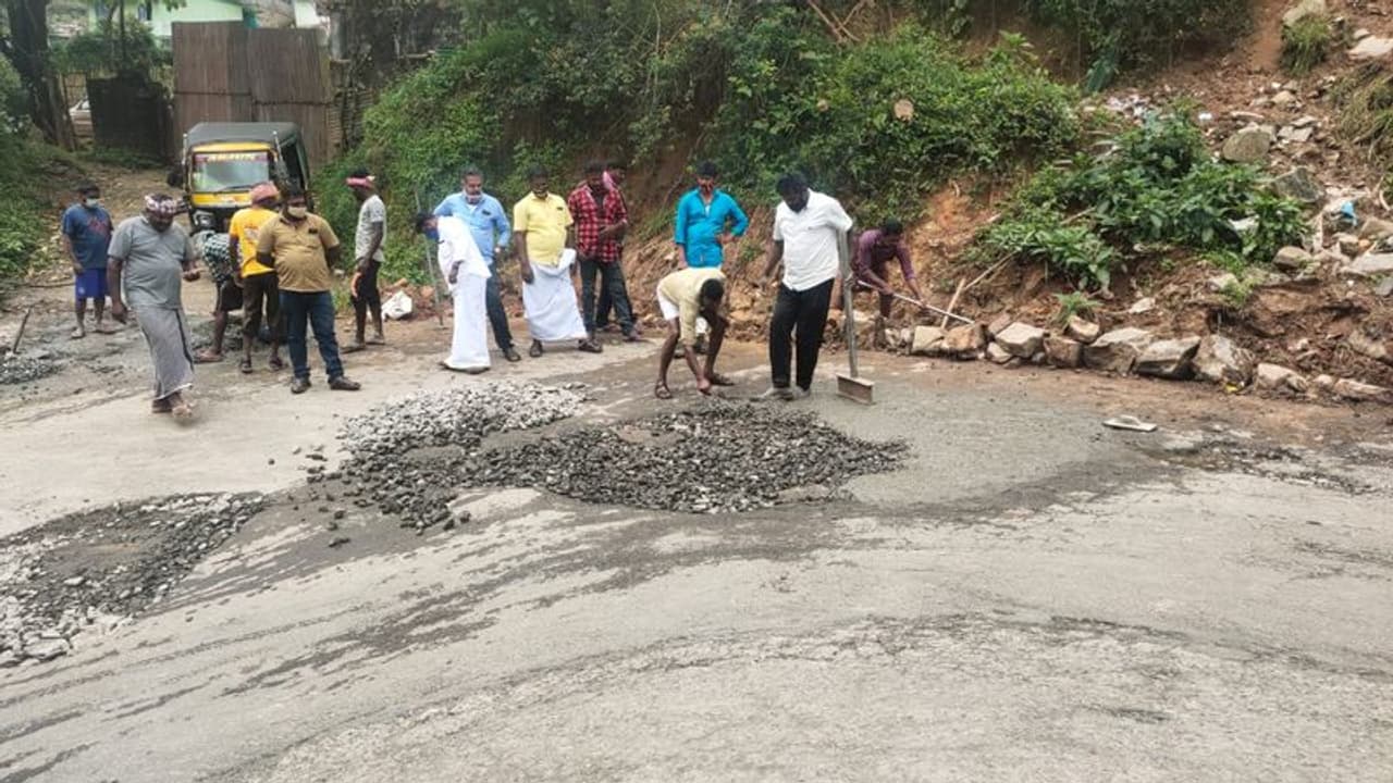 മൂന്ന് പഞ്ചായത്ത് അംഗങ്ങൾ, ഒട്ടേറെ പദ്ധതികൾ, എന്നിട്ടും റോഡ് നന്നാക്കിയത് മൂന്നാറിലെ യൂത്ത് കോണ്ഗ്രസ് അംഗങ്ങൾ മൂന്ന് പഞ്ചായത്ത് അംഗങ്ങൾ, ഒട്ടേറെ പദ്ധതികൾ, എന്നിട്ടും റോഡ് നന്നാക്കിയത് മൂന്നാറിലെ യൂത്ത് കോണ്ഗ്രസ് അംഗങ്ങൾ