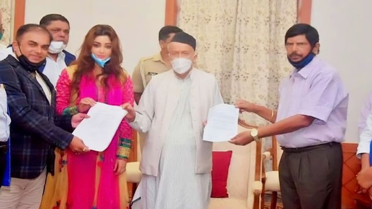 நடிகை மீது ஆசிட் வீச முயற்சி... வீட்டுக்கே சென்று மத்திய அமைச்சர் ஆறுதல்..! நடிகை மீது ஆசிட் வீச முயற்சி... வீட்டுக்கே சென்று மத்திய அமைச்சர் ஆறுதல்..!