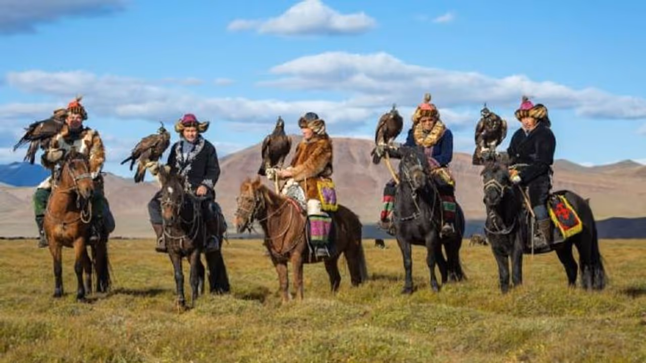 തരംഗമായി മാറുന്ന ആ പരുന്തുവേട്ടക്കാരന്, ആരാധകരുടെ പ്രിയപ്പെട്ടവന്... തരംഗമായി മാറുന്ന ആ പരുന്തുവേട്ടക്കാരന്, ആരാധകരുടെ പ്രിയപ്പെട്ടവന്...