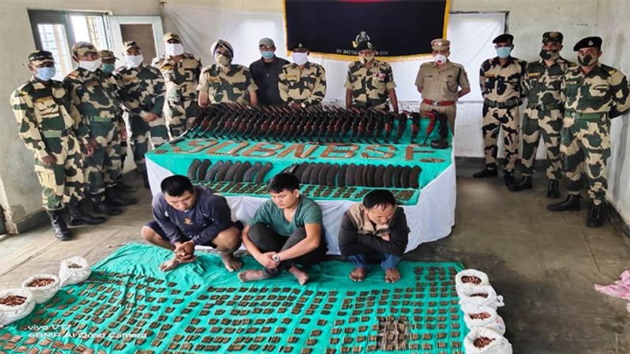 बीएसएफ की मिजोरम में बड़ी कार्रवाई, NLFT के 3 उग्रवादियों समेत हथियारों की बड़ी खेप जब्त की बीएसएफ की मिजोरम में बड़ी कार्रवाई, NLFT के 3 उग्रवादियों समेत हथियारों की बड़ी खेप जब्त की