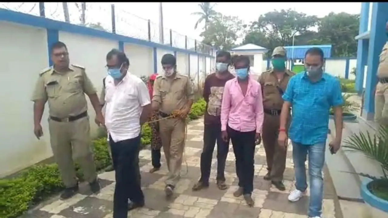 পিরামিডের আকার নিয়েছে প্রতারণা চক্র, রেলে চাকরির নামে বড়সড় পর্দাফাঁস পিরামিডের আকার নিয়েছে প্রতারণা চক্র, রেলে চাকরির নামে বড়সড় পর্দাফাঁস