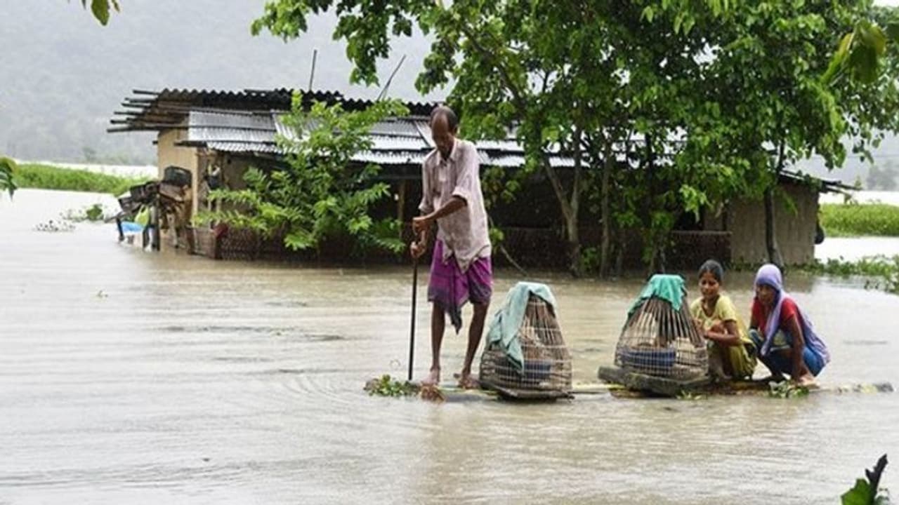 অসমের বন্যা পরিস্থিতির খোঁজ নিলেন মোদী, দিলেন সাহায্যের আশ্বাস অসমের বন্যা পরিস্থিতির খোঁজ নিলেন মোদী, দিলেন সাহায্যের আশ্বাস