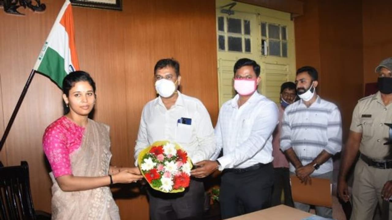 <p>ಮೈಸೂರು ನೂತನ ಜಿಲ್ಲಾಧಿಕಾರಿಯಾಗಿ ರೋಹಿಣಿ ಸಿಂಧೂರಿ ಇಂದು (ಮಂಗಳವಾರ) ಅಧಿಕಾರ ಸ್ವೀಕರಿಸಿದರು.</p>
<p>ಮೈಸೂರು ನೂತನ ಜಿಲ್ಲಾಧಿಕಾರಿಯಾಗಿ ರೋಹಿಣಿ ಸಿಂಧೂರಿ ಇಂದು (ಮಂಗಳವಾರ) ಅಧಿಕಾರ ಸ್ವೀಕರಿಸಿದರು.</p>