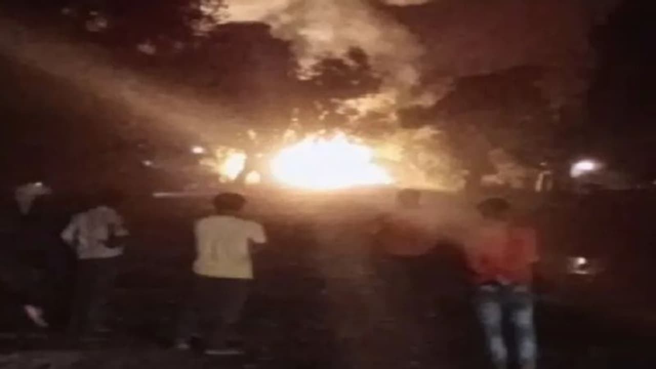 तेज धमाके के साथ लगी आग और हवा में यूं फटे 300 LPG सिलेंडर, दहल गया पूरा इलाका..सहम गए लोग तेज धमाके के साथ लगी आग और हवा में यूं फटे 300 LPG सिलेंडर, दहल गया पूरा इलाका..सहम गए लोग