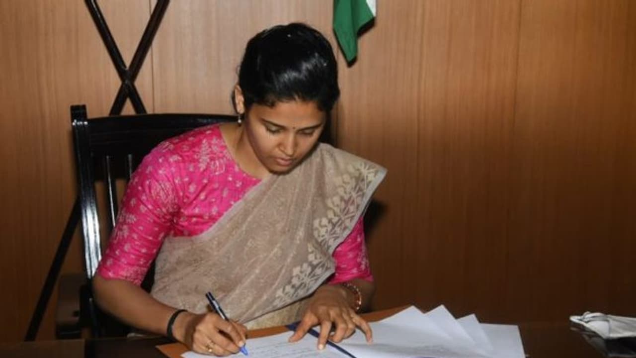 ರೋಹಿಣಿ ಸಿಂಧೂರಿ ವಿರುದ್ಧ ತನಿಖೆಗೆ ಆದೇಶಿಸಿದ ಕರ್ನಾಟಕ ಸರಕಾರ ರೋಹಿಣಿ ಸಿಂಧೂರಿ ವಿರುದ್ಧ ತನಿಖೆಗೆ ಆದೇಶಿಸಿದ ಕರ್ನಾಟಕ ಸರಕಾರ