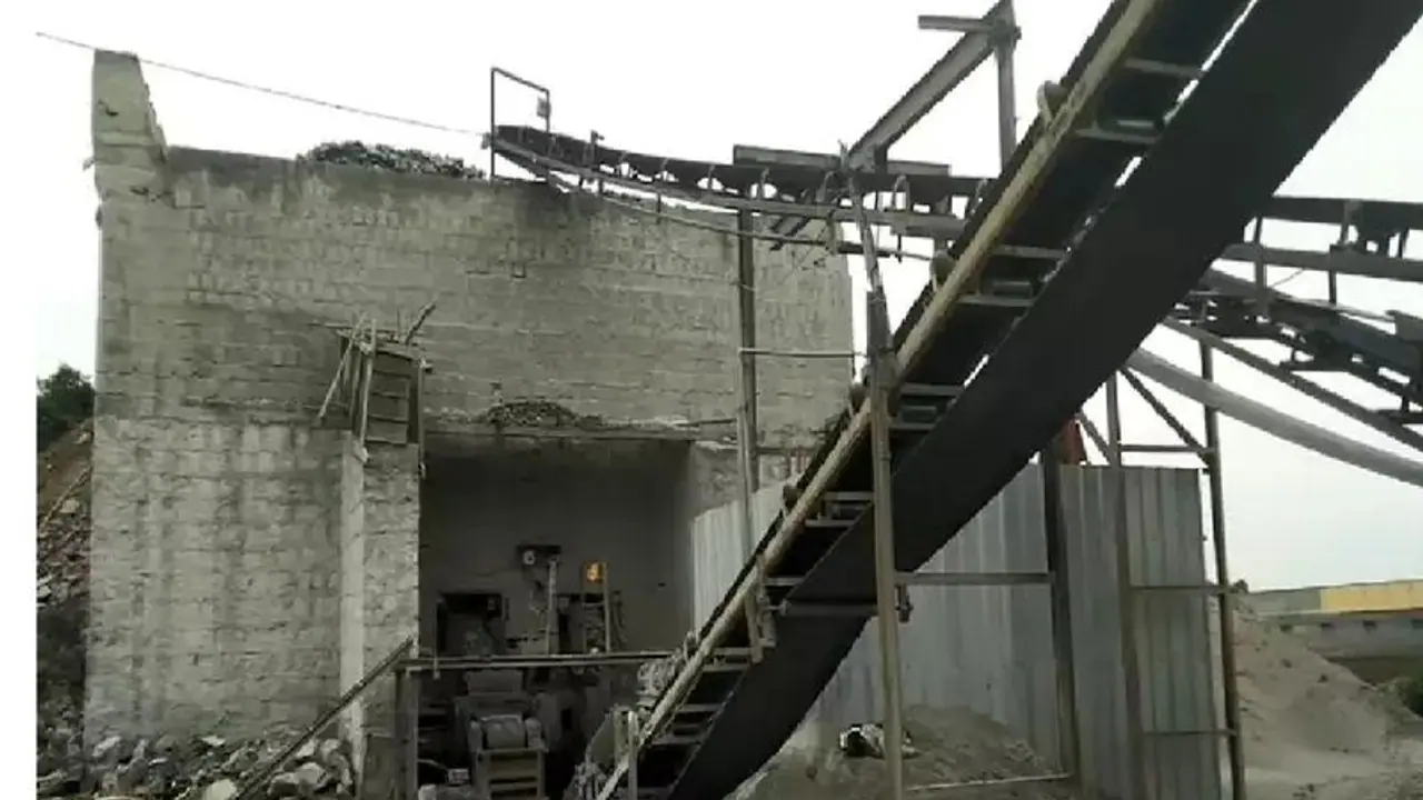 கல் அரைக்கும் கிரஷர் இயந்திரத்தில் விழுந்து தொழிலாளி பலி..! போலீசார் தீவிர விசாரணை..! கல் அரைக்கும் கிரஷர் இயந்திரத்தில் விழுந்து தொழிலாளி பலி..! போலீசார் தீவிர விசாரணை..!