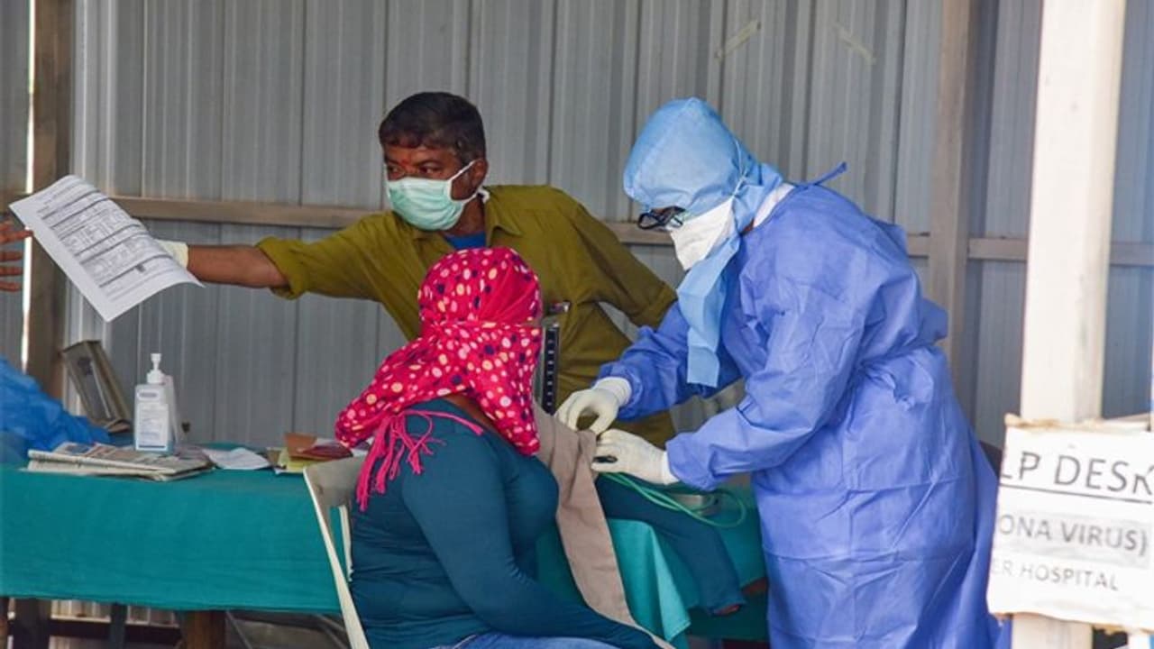 తెలంగాణలో ఆగని కరోనా ఉదృతి... గత 24గంటల్లో బయటపడ్డ కేసులెన్నంటే