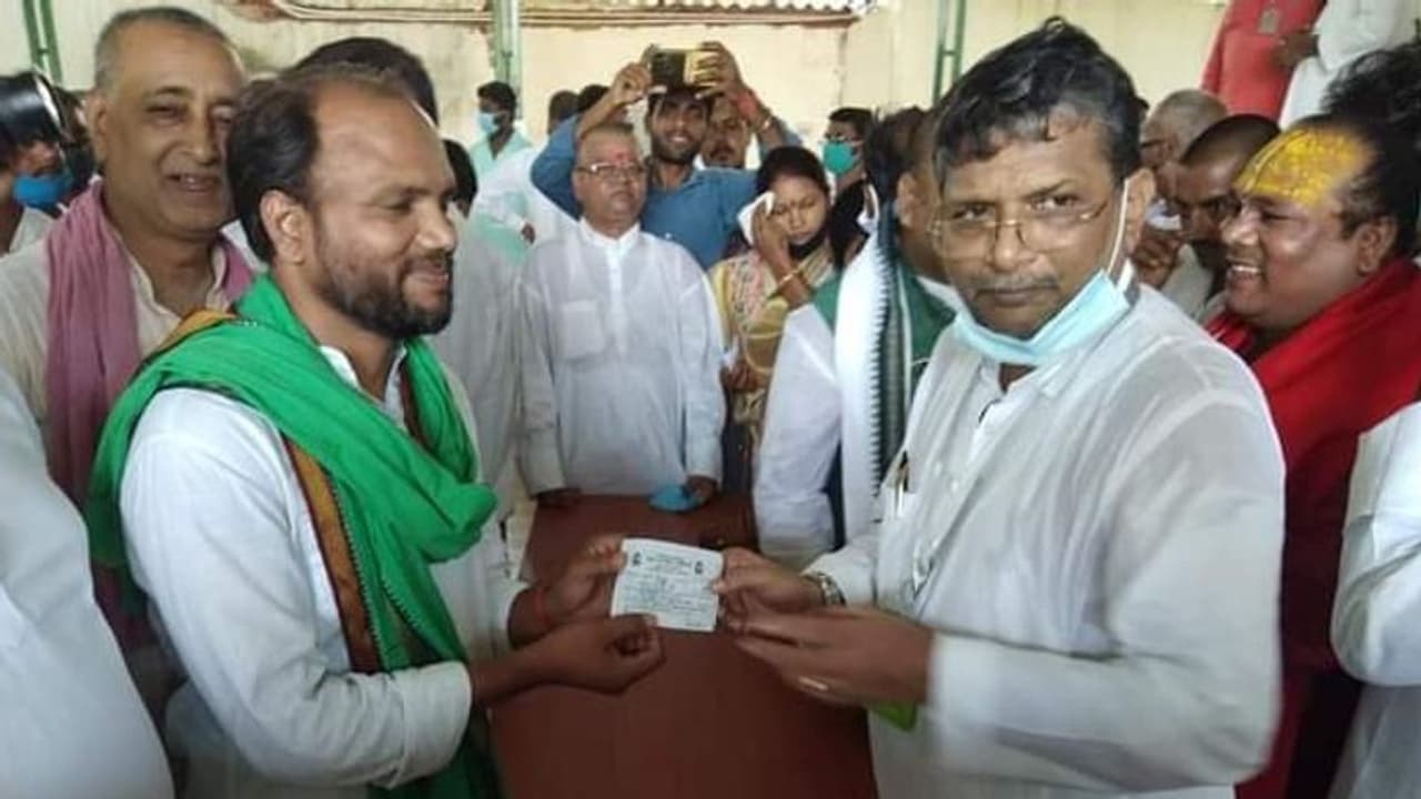 राजनीति के लिए छोड़ दी बीडीओ की नौकरी, RJD से चुनाव लड़ना चाहता है ये शख्स राजनीति के लिए छोड़ दी बीडीओ की नौकरी, RJD से चुनाव लड़ना चाहता है ये शख्स