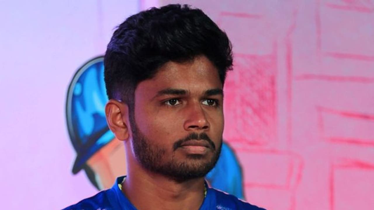 ధోనిని ఎవరూ అనుకరించొద్దు...: శశి థరూర్ వ్యాఖ్యలపై సంజూ శాంసన్ ధోనిని ఎవరూ అనుకరించొద్దు...: శశి థరూర్ వ్యాఖ్యలపై సంజూ శాంసన్