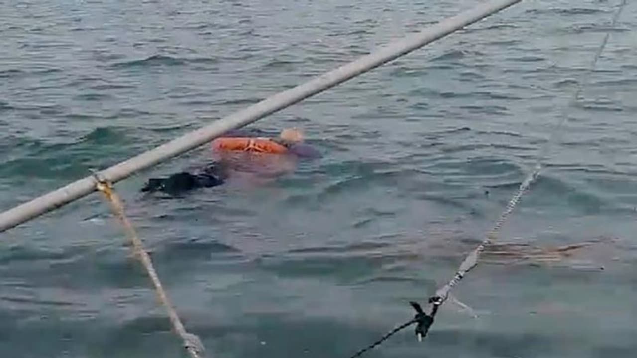 ఘోరం... చేపలవేటకు వెళ్లి నలుగురు గల్లంతు (వీడియో) ఘోరం... చేపలవేటకు వెళ్లి నలుగురు గల్లంతు (వీడియో)