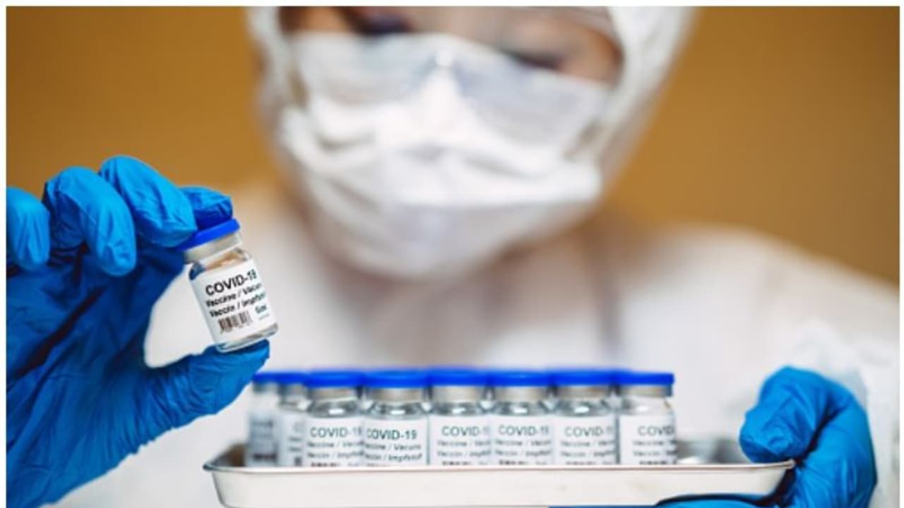 വാക്സിന് ആദ്യം ആരോഗ്യപ്രവര്ത്തകര്ക്ക്, 2021 ജൂലൈയോടുകൂടി 25 കോടി പേര്ക്ക് നല്കും: മന്ത്രി വാക്സിന് ആദ്യം ആരോഗ്യപ്രവര്ത്തകര്ക്ക്, 2021 ജൂലൈയോടുകൂടി 25 കോടി പേര്ക്ക് നല്കും: മന്ത്രി