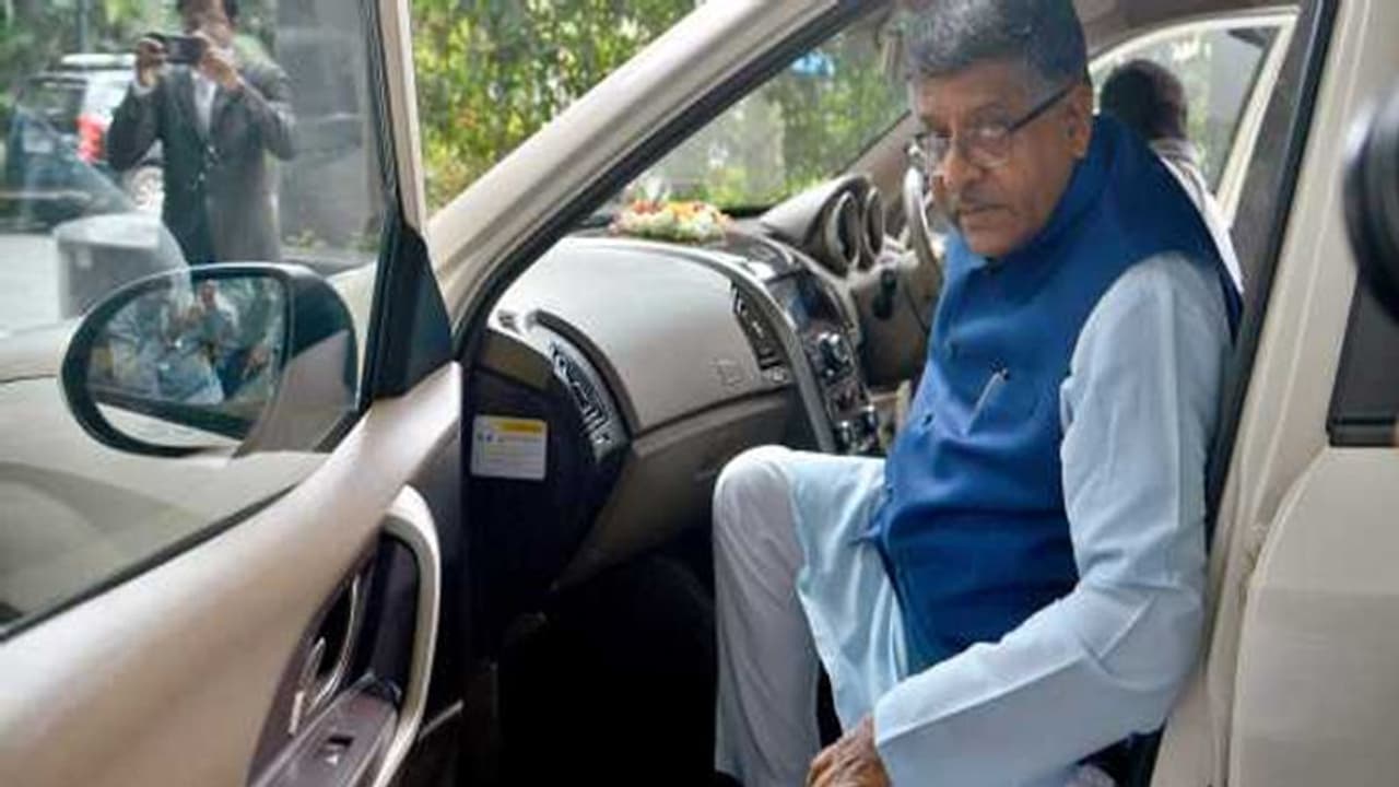 बाबरी केस: फैसले के बाद कानून मंत्री रविशंकर प्रसाद आडवाणी के घर पहुंचे, भाजपा में जश्न का माहौल बाबरी केस: फैसले के बाद कानून मंत्री रविशंकर प्रसाद आडवाणी के घर पहुंचे, भाजपा में जश्न का माहौल