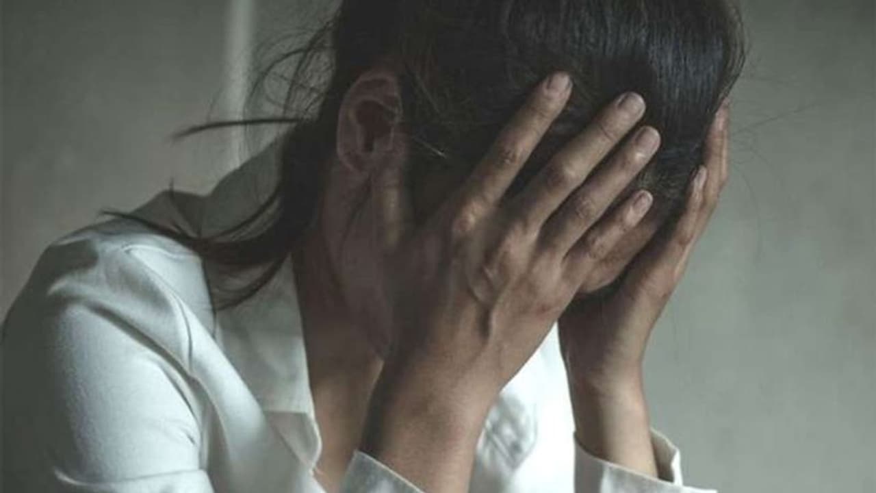 வெட்டுப்பட்ட நாக்கு..செயலிழந்த கால்கள்... 19 வயது இளம்பெண் கூட்டுப் பாலியல் பலாத்காரம் செய்து படுகொலை..! வெட்டுப்பட்ட நாக்கு..செயலிழந்த கால்கள்... 19 வயது இளம்பெண் கூட்டுப் பாலியல் பலாத்காரம் செய்து படுகொலை..!