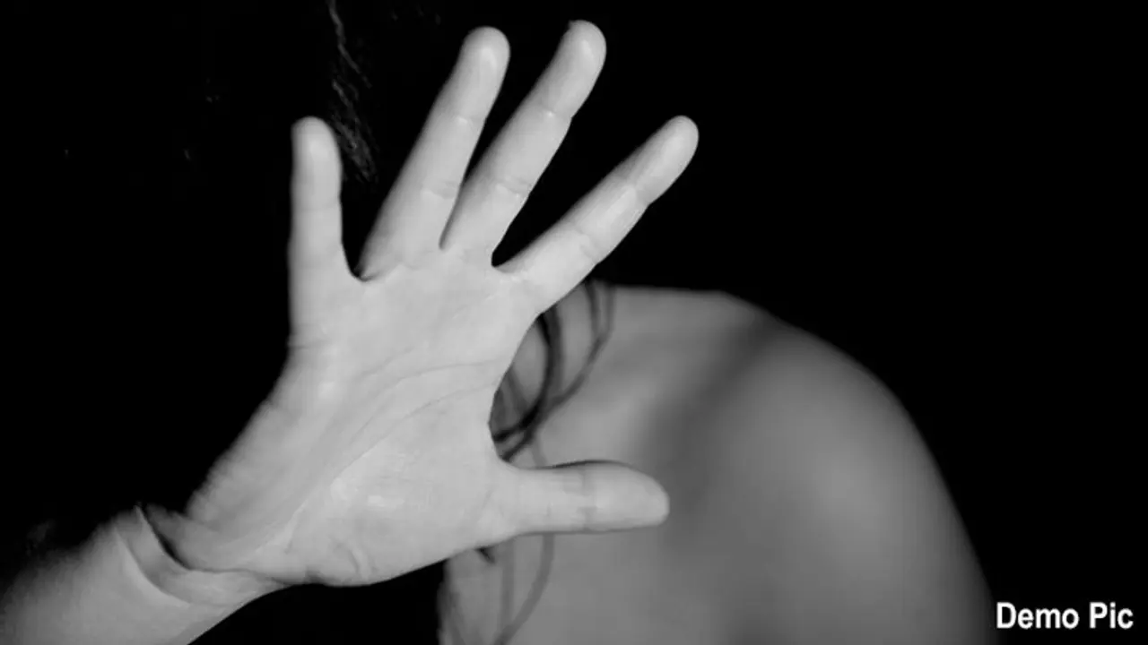 తుపాకీ గురిపెట్టి, బాయ్ఫ్రెండ్ని చెట్టుకు కట్టేసి: యువతిపై ఐదుగురి గ్యాంగ్రేప్ తుపాకీ గురిపెట్టి, బాయ్ఫ్రెండ్ని చెట్టుకు కట్టేసి: యువతిపై ఐదుగురి గ్యాంగ్రేప్