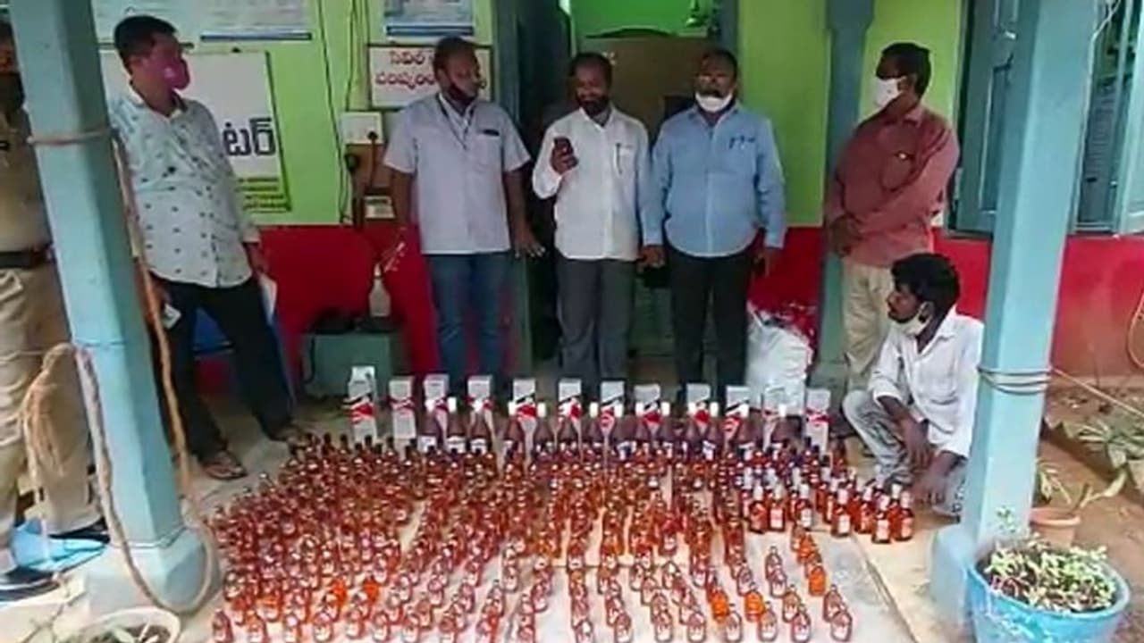 బెజవాడ దుర్గగుడి ట్రస్ట్ బోర్డు సభ్యురాలి కారులో మద్యం