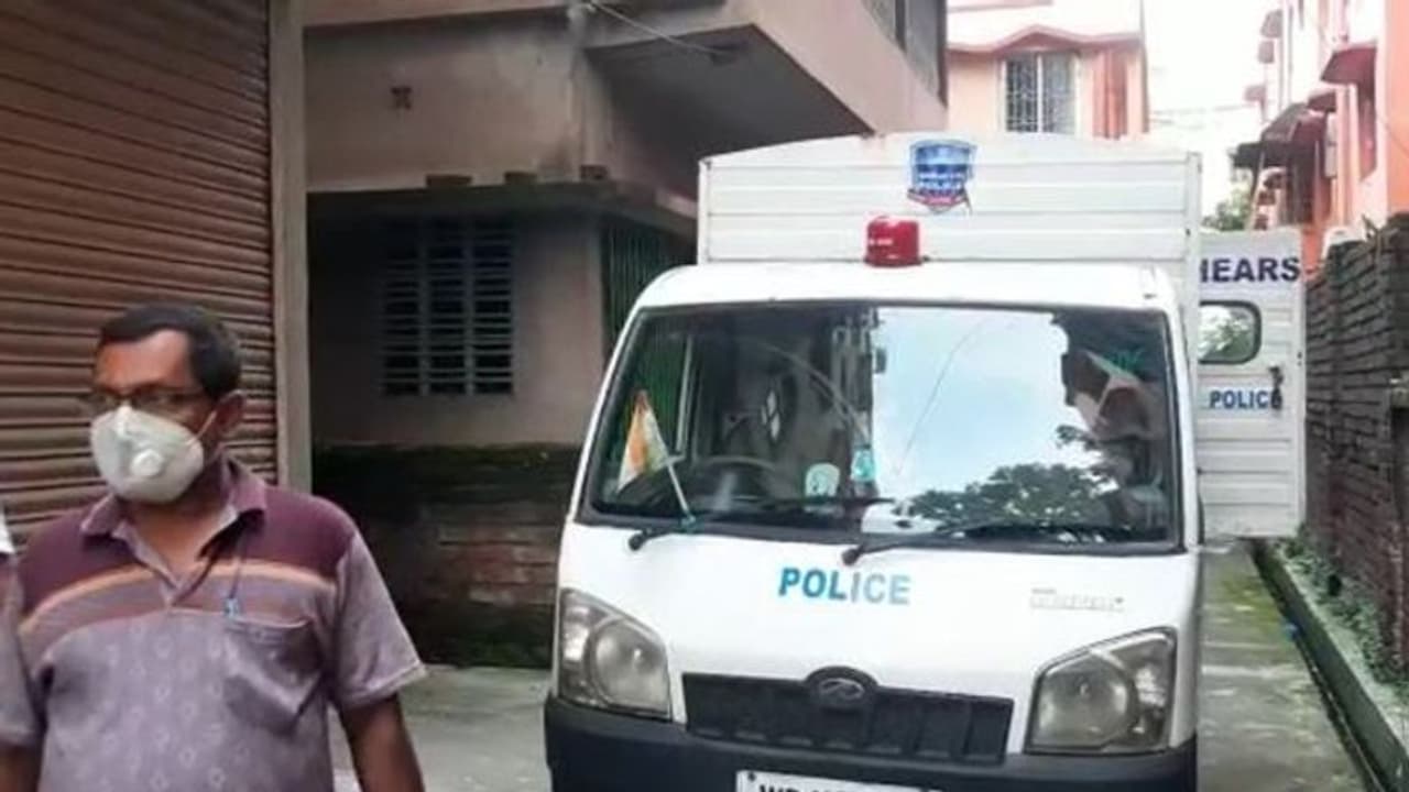 রবিনসন স্ট্রিটের ছোঁয়া এবার হাওড়াতে, মৃত দাদা দিদির দেহ আগলে বোন