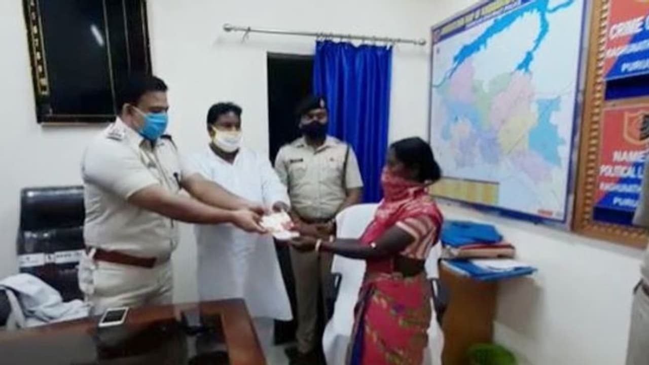 পুলিশের মানবিক মুখ, এককালীন এক লক্ষ আর্থিক সাহায্য দুই মাতৃহারা শিশুকে