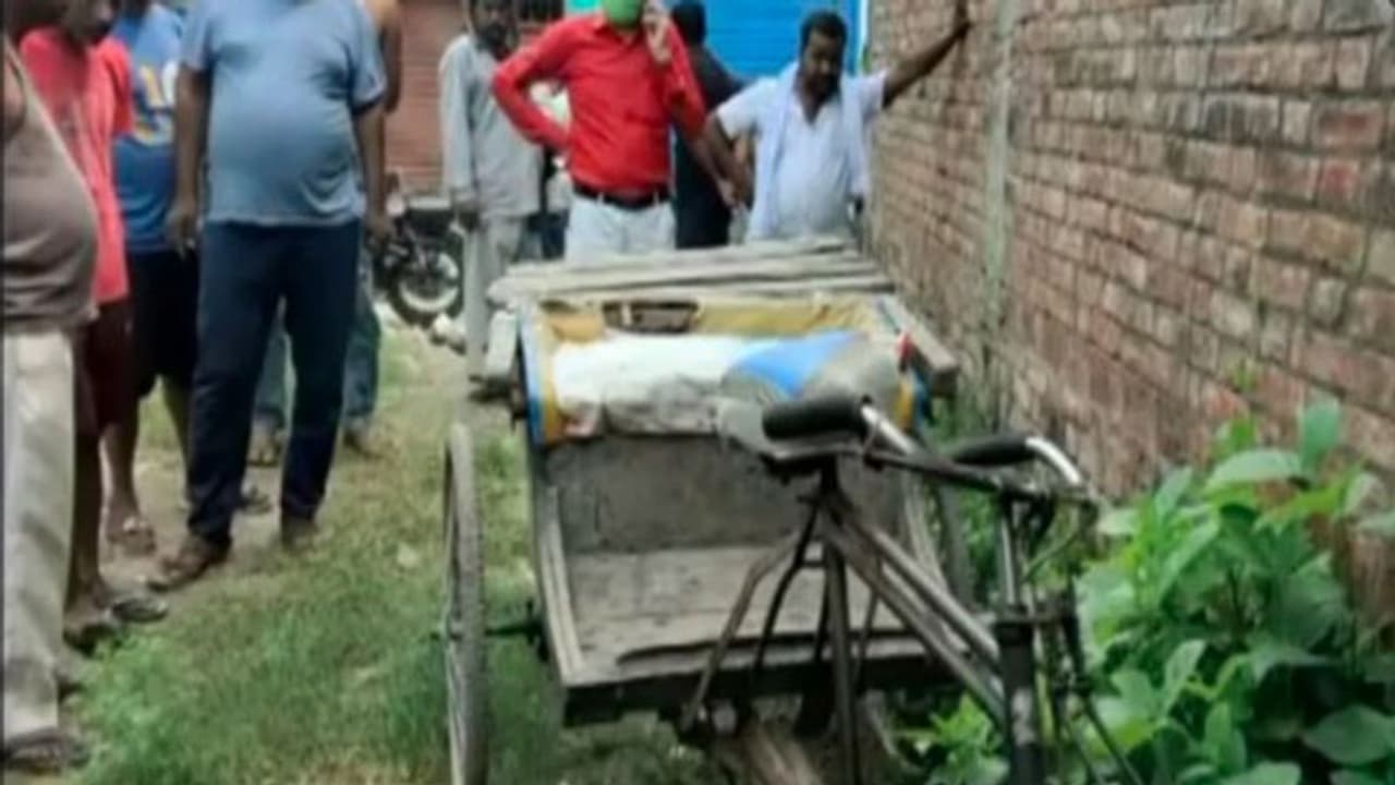 UP में नहीं थमी हैवानियत, हाथरस के बाद बलरामपुर में युवती से गैंगरेप, देर रात किया अंतिम संस्कार भी UP में नहीं थमी हैवानियत, हाथरस के बाद बलरामपुर में युवती से गैंगरेप, देर रात किया अंतिम संस्कार भी