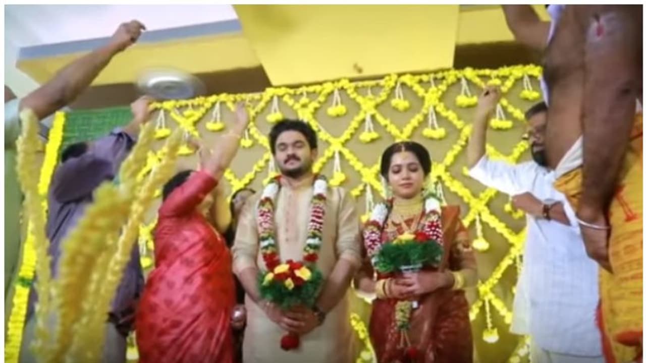വി എം വിനുവിന്റെ മകളുടെ വിവാഹ വീഡിയോ, ഗാനം ആലപിച്ചതും വധു വി എം വിനുവിന്റെ മകളുടെ വിവാഹ വീഡിയോ, ഗാനം ആലപിച്ചതും വധു