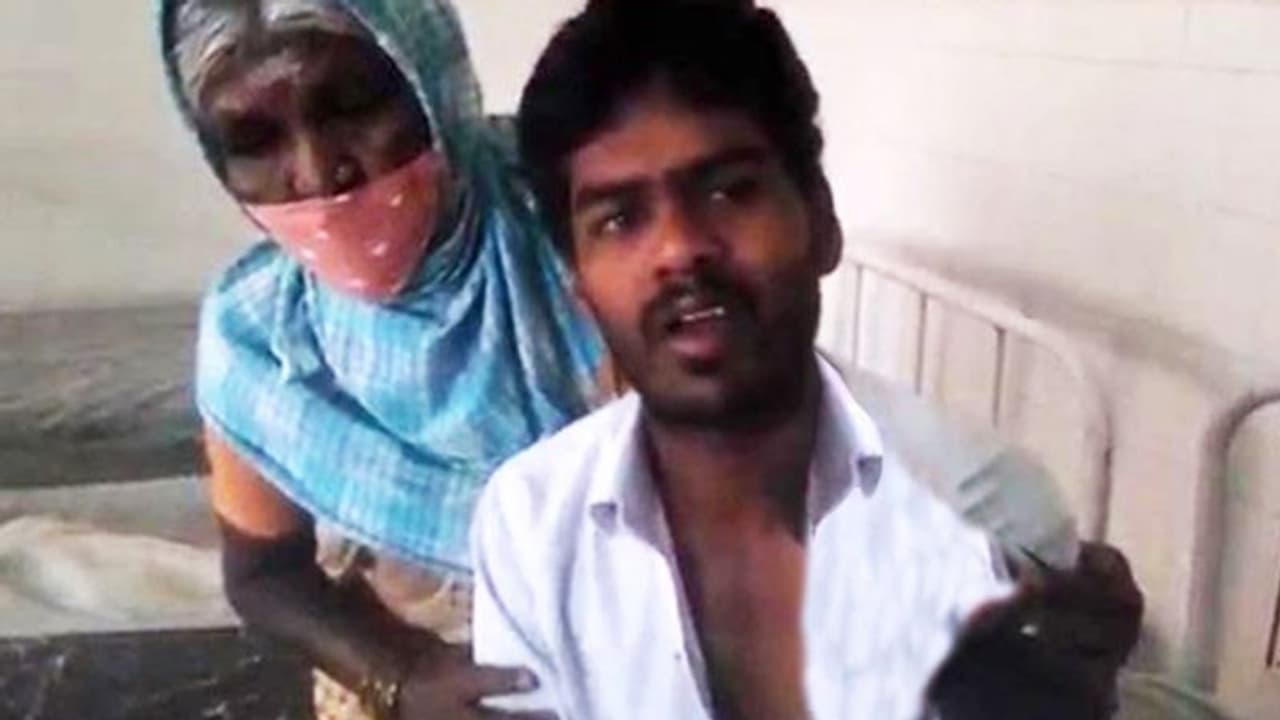 వలంటీర్ పై దోపిడీ దొంగల దాడి.. ఆసరా పింఛన్ల సొమ్ము మాయం... వలంటీర్ పై దోపిడీ దొంగల దాడి.. ఆసరా పింఛన్ల సొమ్ము మాయం...