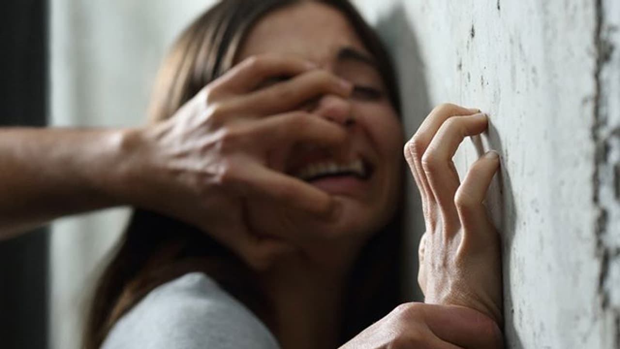 చంపేస్తానని బెదిరించి.. బాలికపై లైంగికదాడి.. నగ్నచిత్రాలు తీసి... !!