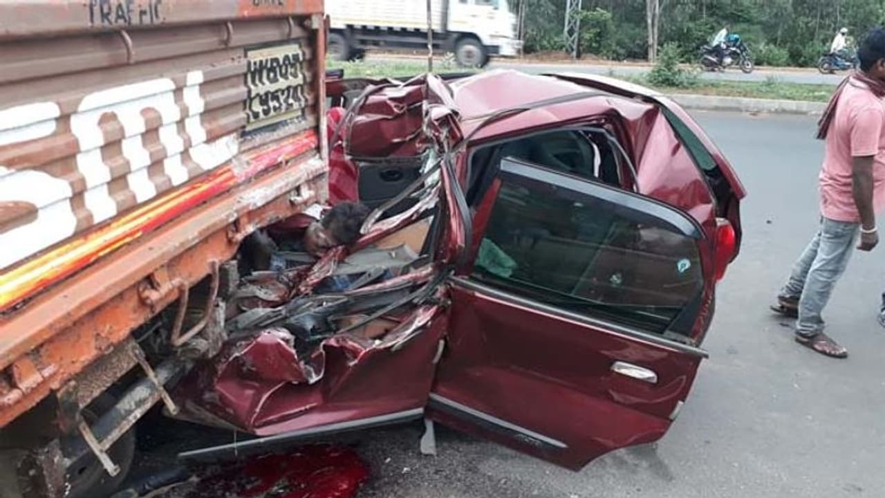 శ్రీకాకుళంలో ఘోర రోడ్డు ప్రమాదం... ఇద్దరు మృతి, ఇద్దరి పరిస్థితి విషమం శ్రీకాకుళంలో ఘోర రోడ్డు ప్రమాదం... ఇద్దరు మృతి, ఇద్దరి పరిస్థితి విషమం