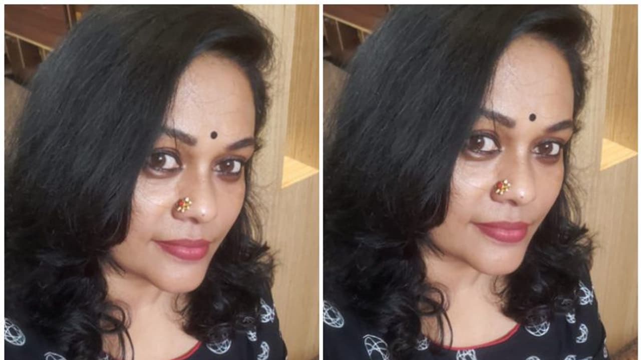 കൊവിഡിനെ അതിജീവിച്ച് ഐസിയുവില് നിന്ന് ജീവിതത്തിലേക്ക് തിരിച്ചെത്തിയത് എങ്ങനെയെന്ന് സീമ ജി നായര് പറയുന്നു കൊവിഡിനെ അതിജീവിച്ച് ഐസിയുവില് നിന്ന് ജീവിതത്തിലേക്ക് തിരിച്ചെത്തിയത് എങ്ങനെയെന്ന് സീമ ജി നായര് പറയുന്നു