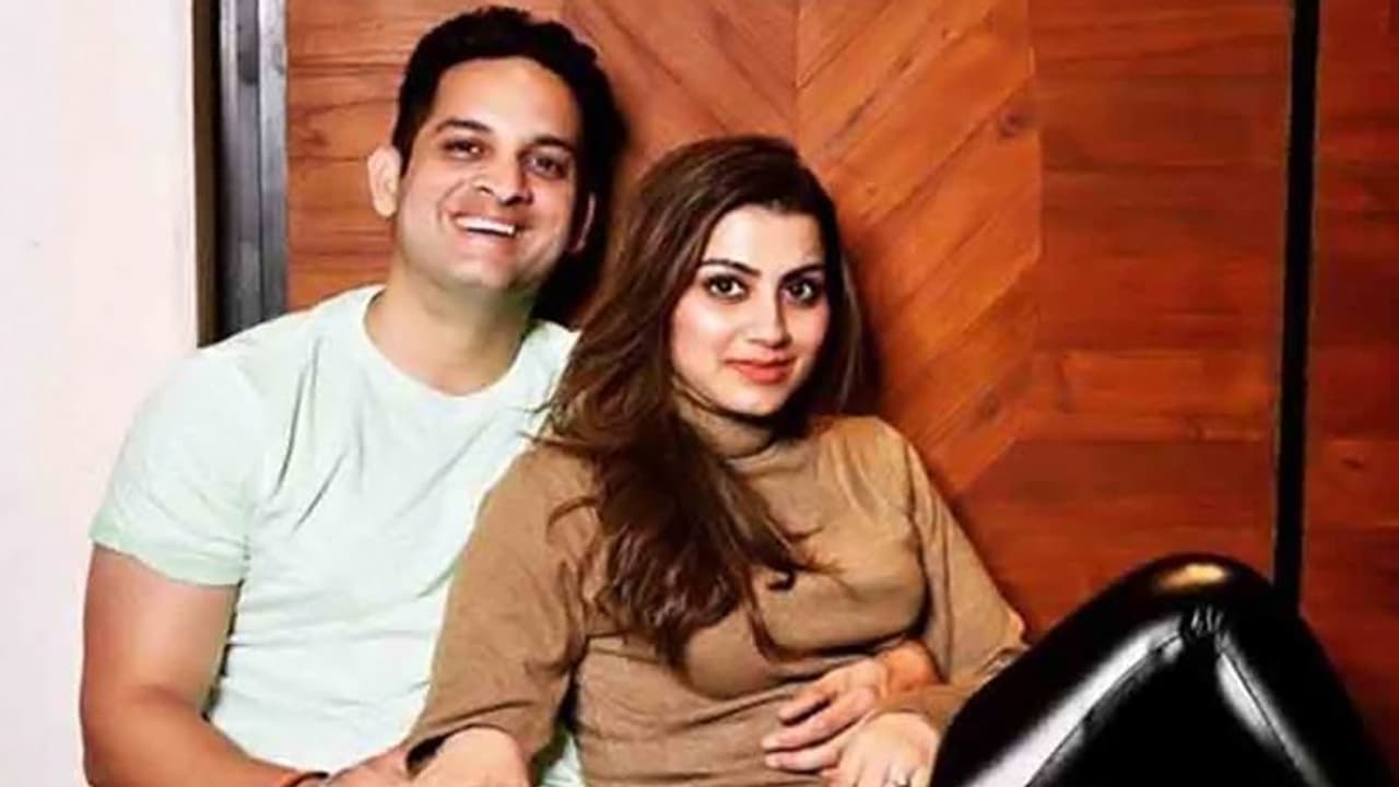 ग़ुरमीत देबीना के बाद अब एक और कपल हुआ कोरोना पॉजिटिव, फैन्स ने मांगी ये दुआ ग़ुरमीत देबीना के बाद अब एक और कपल हुआ कोरोना पॉजिटिव, फैन्स ने मांगी ये दुआ