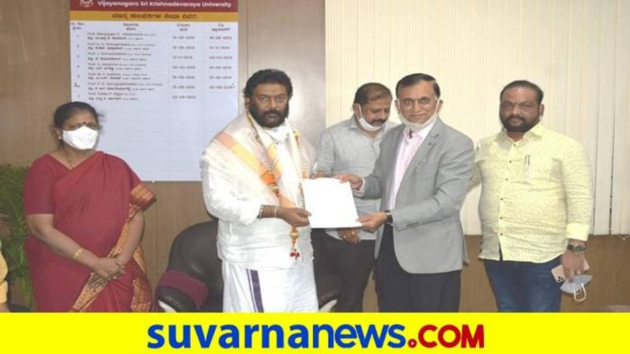 ಬಳ್ಳಾರಿ: ವಿಜಯನಗರ ಶ್ರೀಕೃಷ್ಣದೇವರಾಯ ವಿವಿಗೆ ಸಚಿವ ಆನಂದ ಸಿಂಗ್ ಭೇಟಿ ಬಳ್ಳಾರಿ: ವಿಜಯನಗರ ಶ್ರೀಕೃಷ್ಣದೇವರಾಯ ವಿವಿಗೆ ಸಚಿವ ಆನಂದ ಸಿಂಗ್ ಭೇಟಿ