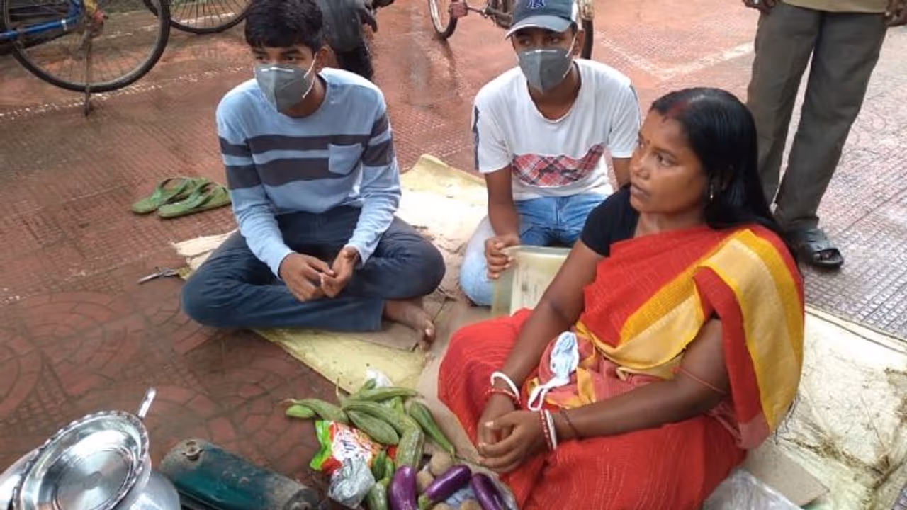 'বাংলার আবাস যোজনা'য় বাড়ি তৈরিতে 'বাধা', পুরসভার সামনে ধর্নায় 'বিজেপি' দম্পতি 'বাংলার আবাস যোজনা'য় বাড়ি তৈরিতে 'বাধা', পুরসভার সামনে ধর্নায় 'বিজেপি' দম্পতি