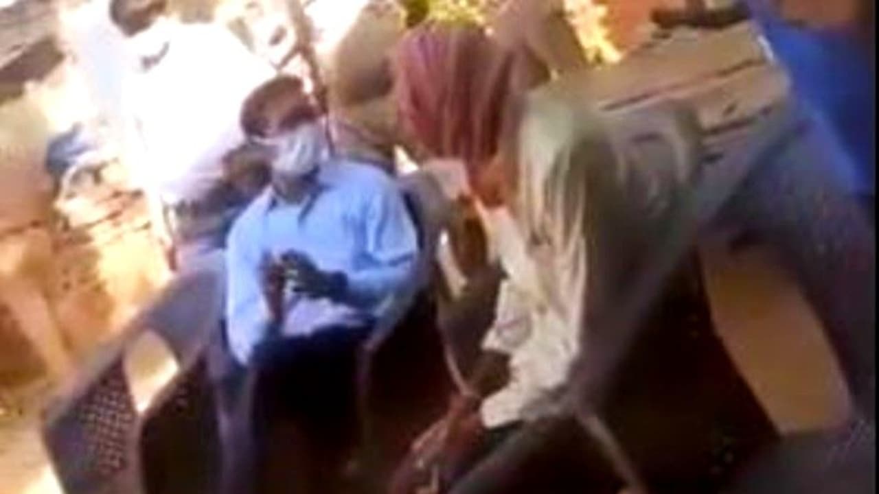 'মিডিয়া চলে যাবে' ক্যামেরার সামনেই হাথরসের ধর্ষিতার পরিবারকে হুমকি দিলেন জেলাশাসক, দেখুন 'মিডিয়া চলে যাবে' ক্যামেরার সামনেই হাথরসের ধর্ষিতার পরিবারকে হুমকি দিলেন জেলাশাসক, দেখুন