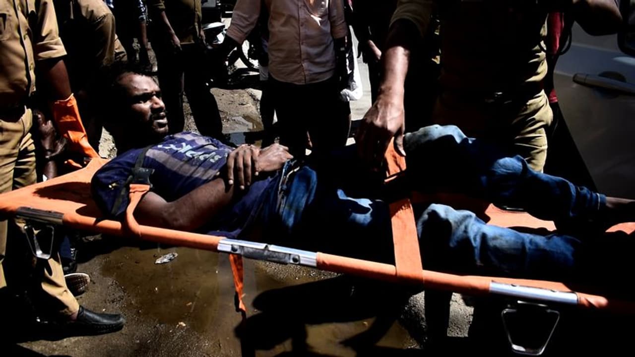 അലക്കി വിരിച്ചിട്ട വസ്ത്രങ്ങൾ എടുക്കുന്നതിനിടെ ഷോക്കേറ്റ് തെറിച്ചുവീണ് യുവാവിന് പരിക്ക് അലക്കി വിരിച്ചിട്ട വസ്ത്രങ്ങൾ എടുക്കുന്നതിനിടെ ഷോക്കേറ്റ് തെറിച്ചുവീണ് യുവാവിന് പരിക്ക്