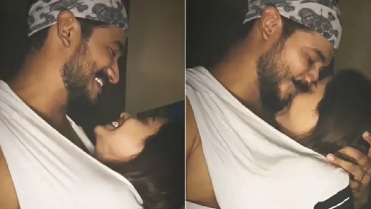 আদরে মত্ত হয়ে বয়ফ্রেন্ডের জামার মধ্যে ঢুকে এ কী করলেন বঙ্গতনয়া, মুহূর্তে ভাইরাল ভিডিও আদরে মত্ত হয়ে বয়ফ্রেন্ডের জামার মধ্যে ঢুকে এ কী করলেন বঙ্গতনয়া, মুহূর্তে ভাইরাল ভিডিও