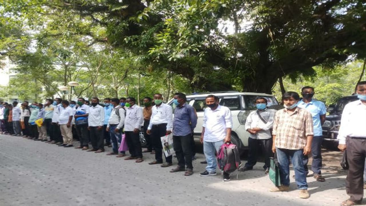 মূলস্রোতে ফেরা কেএলও লিঙ্কম্যান, জলপাইগুড়িতে চাকরি পেলেন ৮৪ জন মূলস্রোতে ফেরা কেএলও লিঙ্কম্যান, জলপাইগুড়িতে চাকরি পেলেন ৮৪ জন