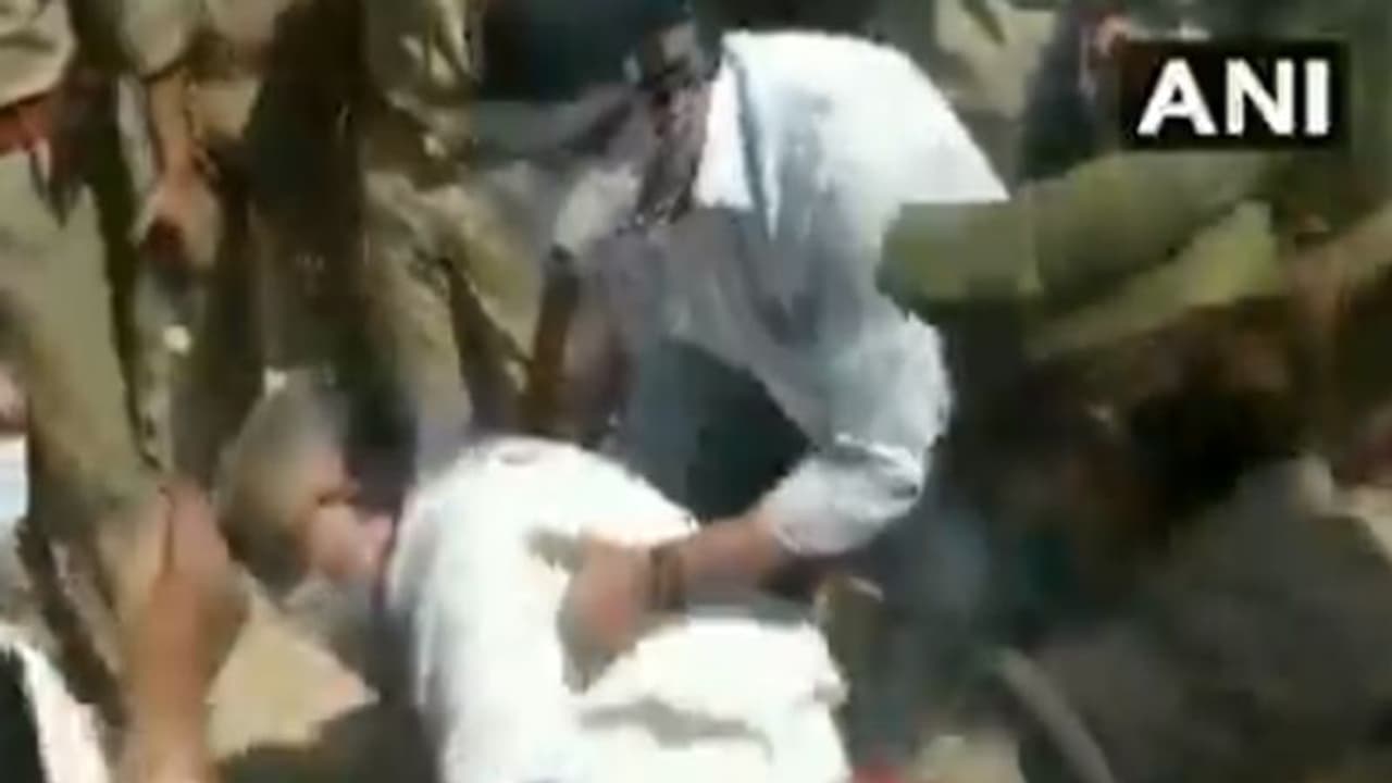 রাহুলের পর যোগীর পুলিশ ধাক্কা মারল ডেরেকদের, হাথরসে যেতে বাধা তৃণমূল সাংসদদের রাহুলের পর যোগীর পুলিশ ধাক্কা মারল ডেরেকদের, হাথরসে যেতে বাধা তৃণমূল সাংসদদের