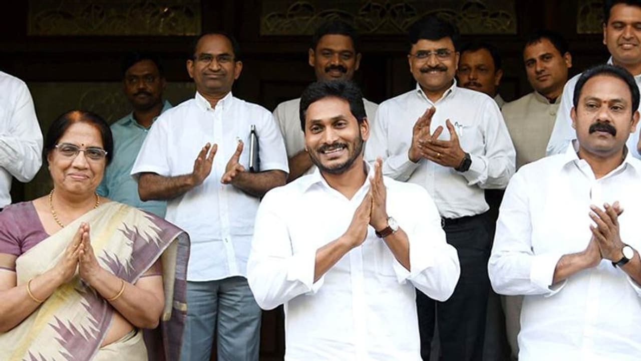 గ్రామ/ వార్డు వాలంటీర్ల వ్యవస్థకు ఏడాది: చప్పట్లతో అభినందనలు తెలిపిన జగన్ గ్రామ/ వార్డు వాలంటీర్ల వ్యవస్థకు ఏడాది: చప్పట్లతో అభినందనలు తెలిపిన జగన్