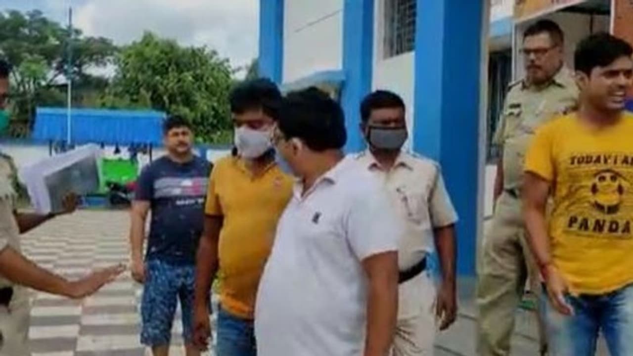 রেলে চাকরির নামে প্রতারণা চক্রে বিজেপি যোগ, পুলিশের জালে দলের এক নেতা ও কর্মী রেলে চাকরির নামে প্রতারণা চক্রে বিজেপি যোগ, পুলিশের জালে দলের এক নেতা ও কর্মী