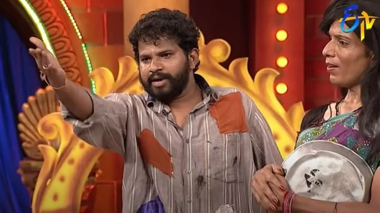 <p><br />
హైపర్ ఆది మాట్లాడుతూ..కోట ఆదయ్య మా తాత పేరు. అదే నాకు పెట్టారు. స్కూల్, కాలేజ్లో ఆ పేరుతో బాగా ఆటపట్టించేవారు. ఇండస్ట్రీకి వచ్చిన తర్వాత ఆదిగా పేరు మారింది. ‘హైపర్’ అనే టైటిల్ ‘జబర్దస్త్’ చేసేటప్పుడు మా దర్శకులు పెట్టారు. నేను చేసే స్కిట్లలో ఫ్రస్ట్రేషన్ ఎక్కువగా ఉండేది దాంతో ‘హైపర్’ అని పెట్టారు. (Pic Courtesy: etv Jabardasth)</p>
<p><br />
హైపర్ ఆది మాట్లాడుతూ..కోట ఆదయ్య మా తాత పేరు. అదే నాకు పెట్టారు. స్కూల్, కాలేజ్లో ఆ పేరుతో బాగా ఆటపట్టించేవారు. ఇండస్ట్రీకి వచ్చిన తర్వాత ఆదిగా పేరు మారింది. ‘హైపర్’ అనే టైటిల్ ‘జబర్దస్త్’ చేసేటప్పుడు మా దర్శకులు పెట్టారు. నేను చేసే స్కిట్లలో ఫ్రస్ట్రేషన్ ఎక్కువగా ఉండేది దాంతో ‘హైపర్’ అని పెట్టారు. (Pic Courtesy: etv Jabardasth)</p>