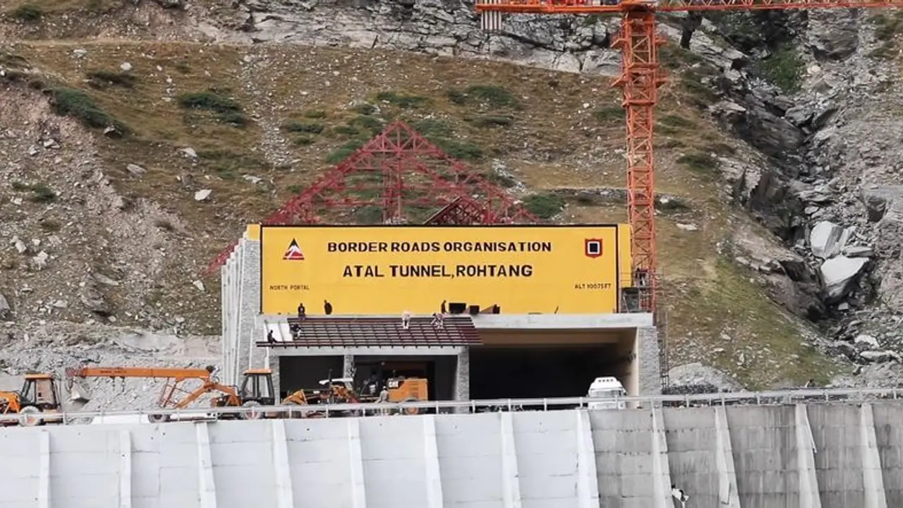 ১০ হাজার ফিট উপরে বিশ্বের দীর্ঘতম টানেল, আজ মোদীর হাত ধরে ইতিহাস লিখতে চলেছে অটল টানেল ১০ হাজার ফিট উপরে বিশ্বের দীর্ঘতম টানেল, আজ মোদীর হাত ধরে ইতিহাস লিখতে চলেছে অটল টানেল