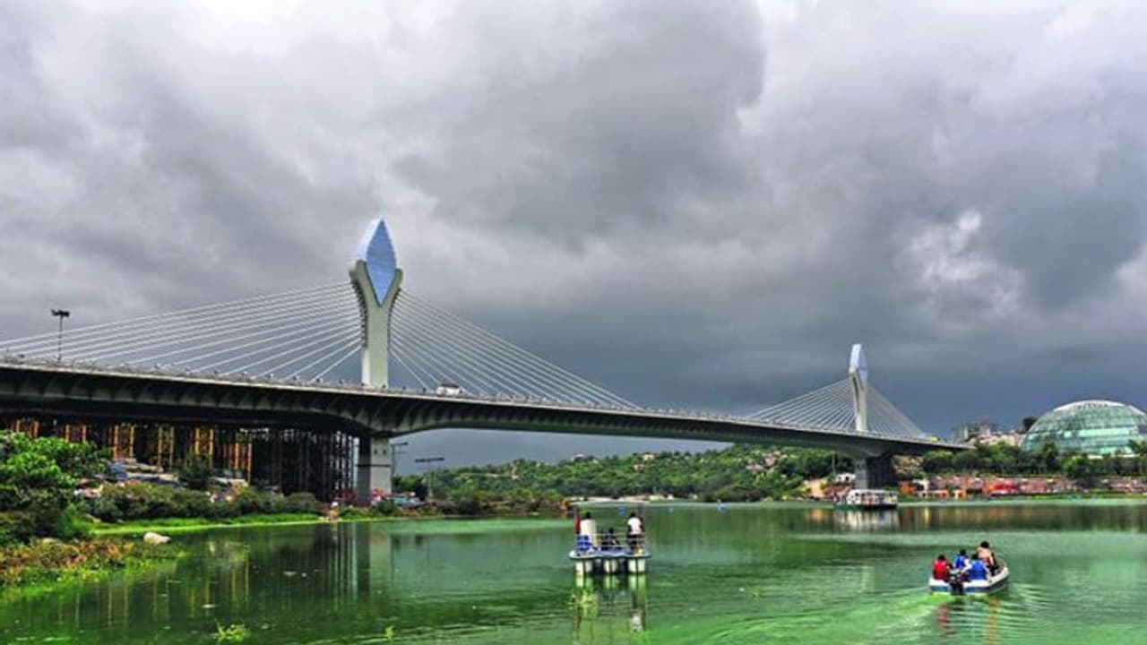 టూరిస్టుల ఓవరాక్షన్: కేబుల్ బ్రిడ్జ్‌పై ఆంక్షలు.. బండి ఆగితే, సీజే