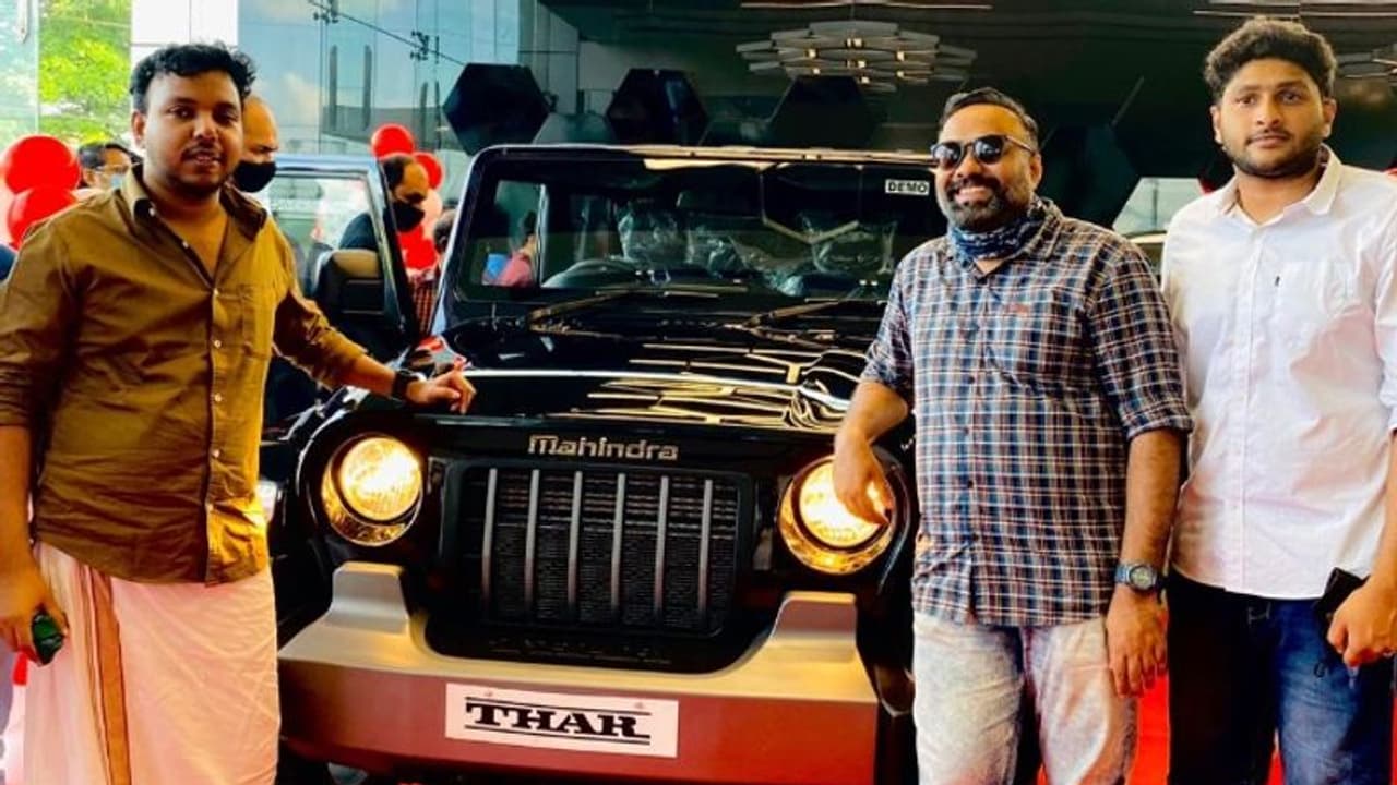 സംവിധായകൻ ഒമർ ലുലുവിന് കിടിലൻ സർപ്രൈസൊരുക്കി 'പവർ സ്റ്റാർ' നിർമാതാവ് സംവിധായകൻ ഒമർ ലുലുവിന് കിടിലൻ സർപ്രൈസൊരുക്കി 'പവർ സ്റ്റാർ' നിർമാതാവ്