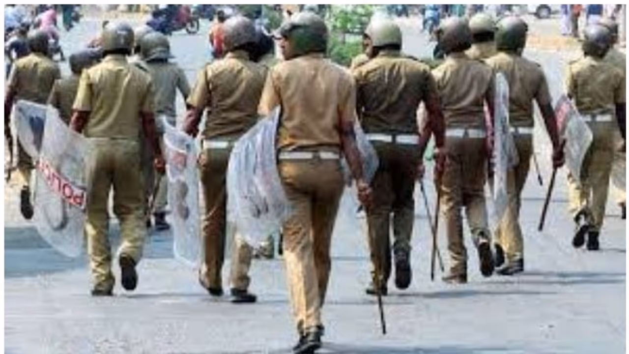 20 ట్రాక్టర్లలో వచ్చి పోలీస్స్టేషన్ను ముట్టించిన గ్రామస్తులు.. కారణమిదే 20 ట్రాక్టర్లలో వచ్చి పోలీస్స్టేషన్ను ముట్టించిన గ్రామస్తులు.. కారణమిదే