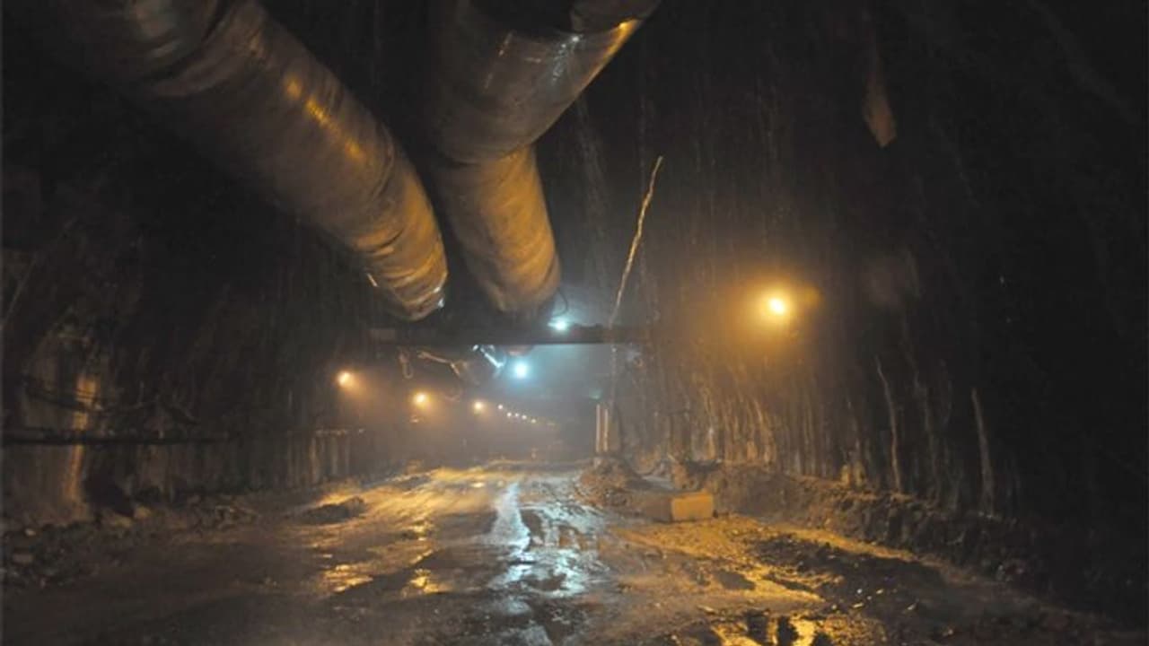 साल में सिर्फ 5 महीने हो पाता था काम, जानिए अटल टनल बनाने में क्यों लगा 10 साल का समय साल में सिर्फ 5 महीने हो पाता था काम, जानिए अटल टनल बनाने में क्यों लगा 10 साल का समय