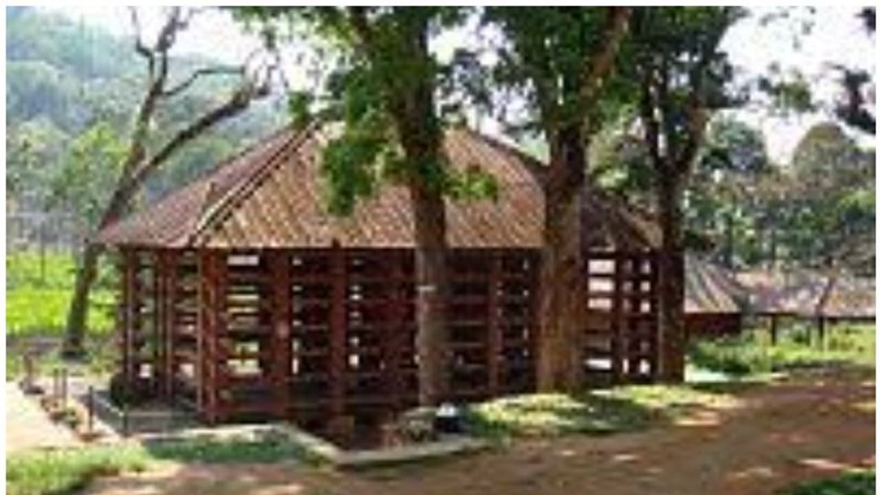 കോന്നി ആനക്കൂട്ടിൽ ഫോട്ടോ എടുക്കുന്നതിനിടെ അപകടം; കോൺക്രീറ്റ് തൂൺ മറിഞ്ഞുവീണ് 4 വയസുകാരൻ മരിച്ചു കോന്നി ആനക്കൂട്ടിൽ ഫോട്ടോ എടുക്കുന്നതിനിടെ അപകടം; കോൺക്രീറ്റ് തൂൺ മറിഞ്ഞുവീണ് 4 വയസുകാരൻ മരിച്ചു