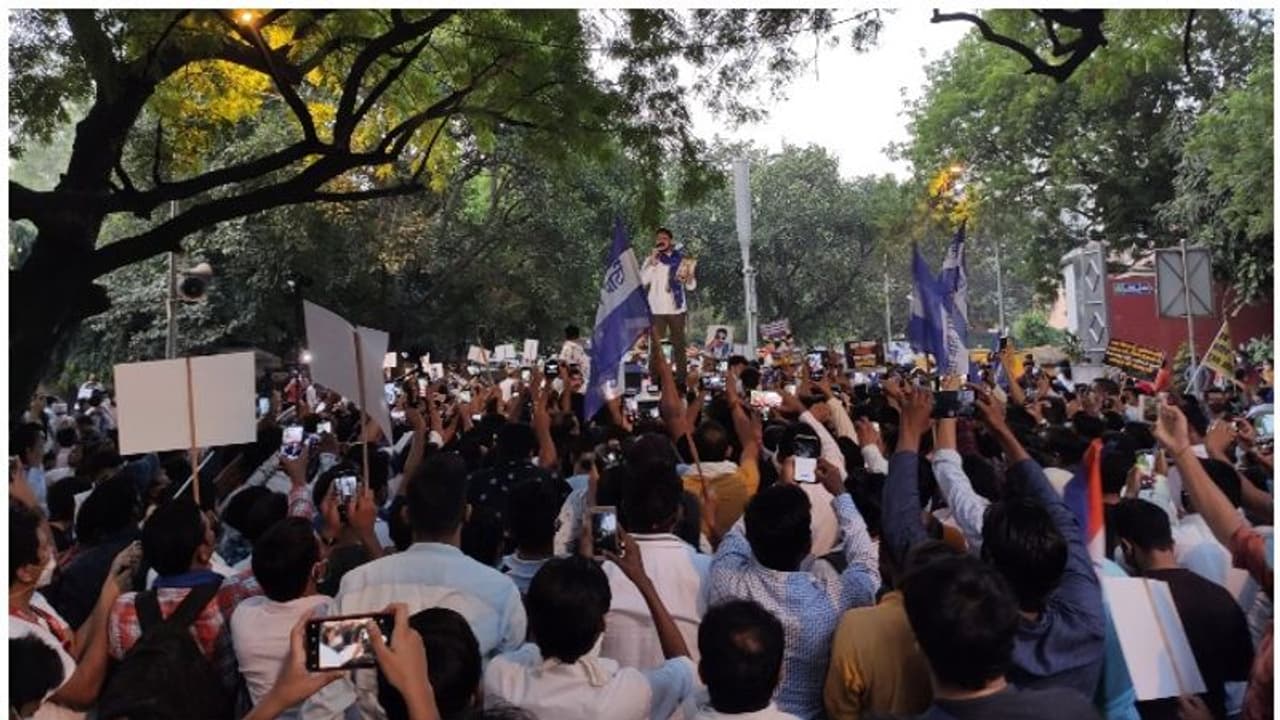 ഹാഥ്റാസ് ജില്ലാ മജിസ്ട്രേറ്റിന് വീടിന് പുറത്ത് മാലിന്യം നിക്ഷേപിച്ച് ഭീം ആര്മി പ്രവര്ത്തകര് ഹാഥ്റാസ് ജില്ലാ മജിസ്ട്രേറ്റിന് വീടിന് പുറത്ത് മാലിന്യം നിക്ഷേപിച്ച് ഭീം ആര്മി പ്രവര്ത്തകര്