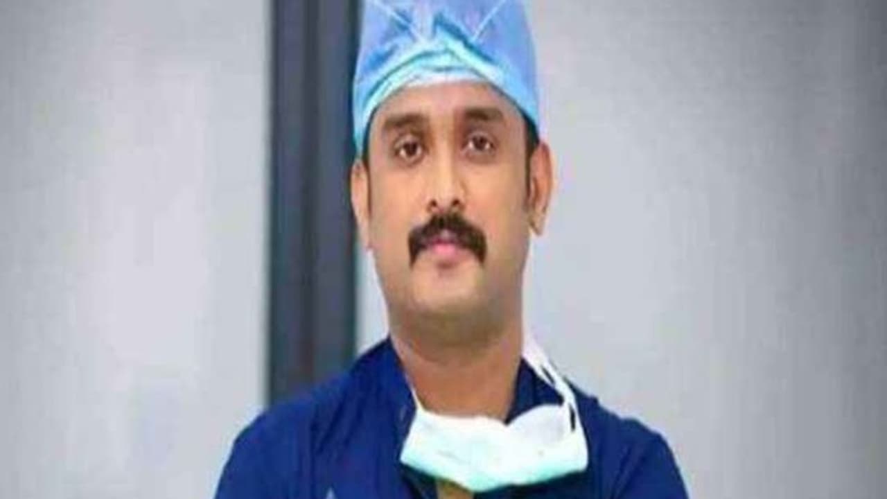 दुखद मामला: एक बच्ची की मौत के बाद इस कदर टूटा ये डॉक्टर, बाथरूम की दीवार पर 'सॉरी' लिख की सुसाइड...