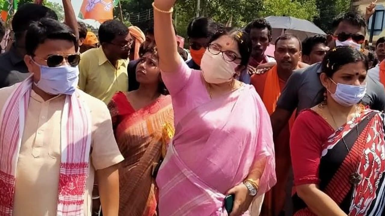 পুলিশকে সামলাতে পারছেন না মমতা, পুজো প্রস্তুতি দেখতে গিয়ে তৃণমূলের সমালোচনা লকেটের