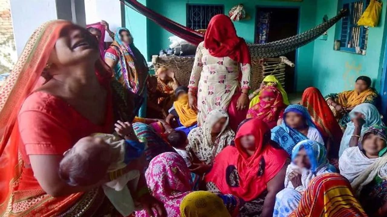 మాకెందుకు నార్కో పరీక్షలు: హత్రాస్ మృతురాలి కుటుంబ సభ్యులు మాకెందుకు నార్కో పరీక్షలు: హత్రాస్ మృతురాలి కుటుంబ సభ్యులు