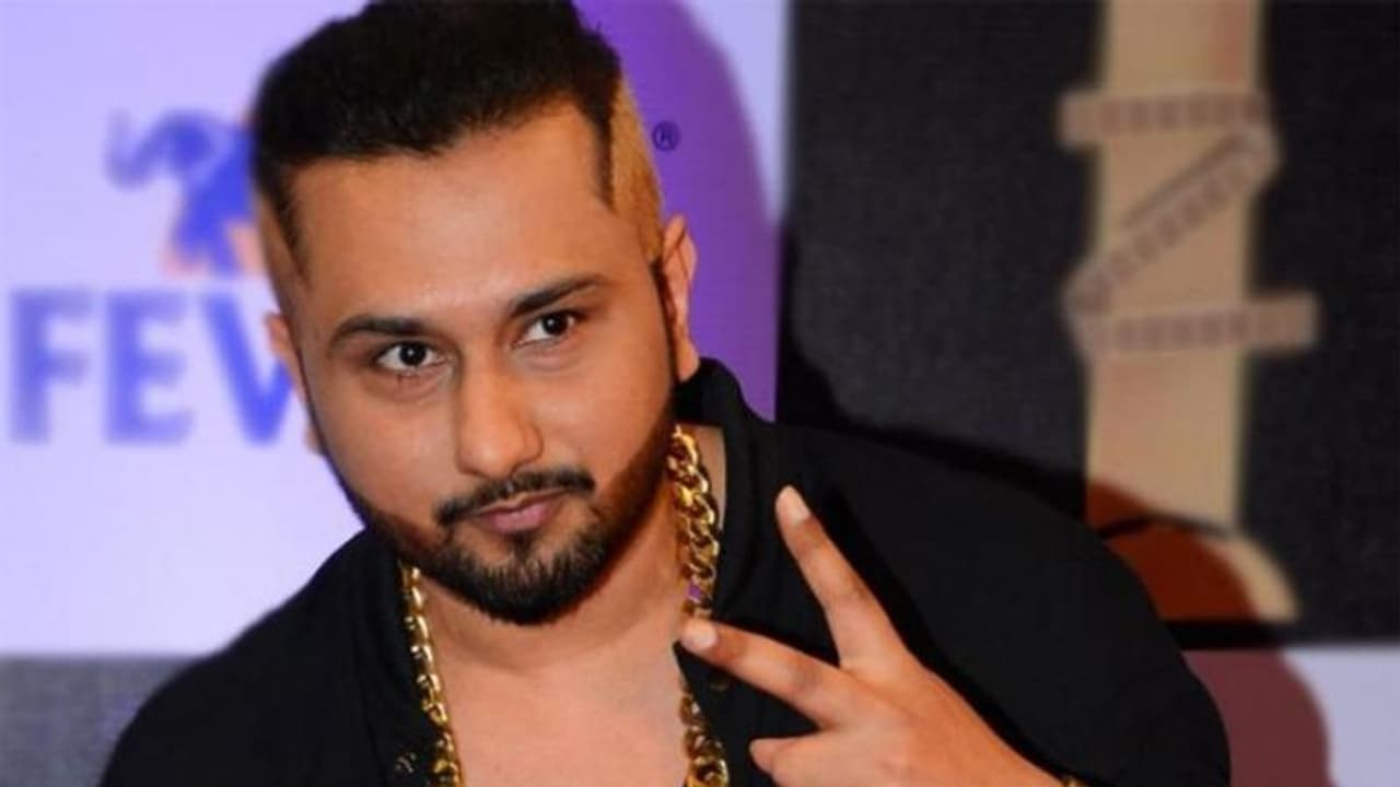 হানি সিংয়ের 'ফার্স্ট কিস' ভাইরাল ইউটিউবে, ভিউজ ছাড়াতে চলল প্রায় ৪০ মিলিয়ন হানি সিংয়ের 'ফার্স্ট কিস' ভাইরাল ইউটিউবে, ভিউজ ছাড়াতে চলল প্রায় ৪০ মিলিয়ন